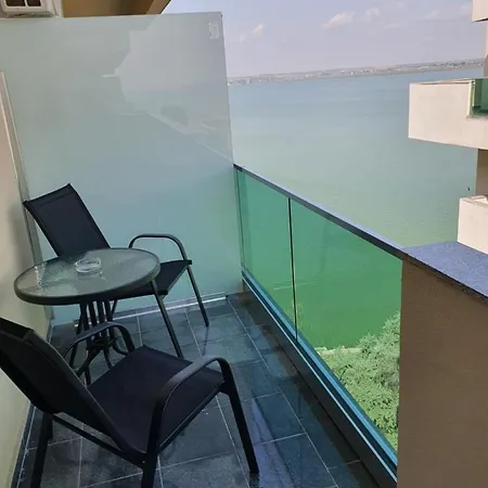 Moonlight Emc Apartment Mamaia